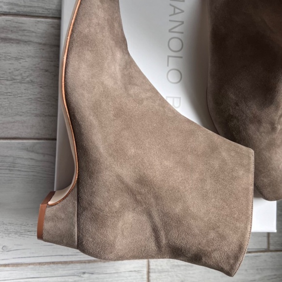 New Manolo Blahnik Tolarc Suede Zip Ankle Booties - Picture 5 of 12